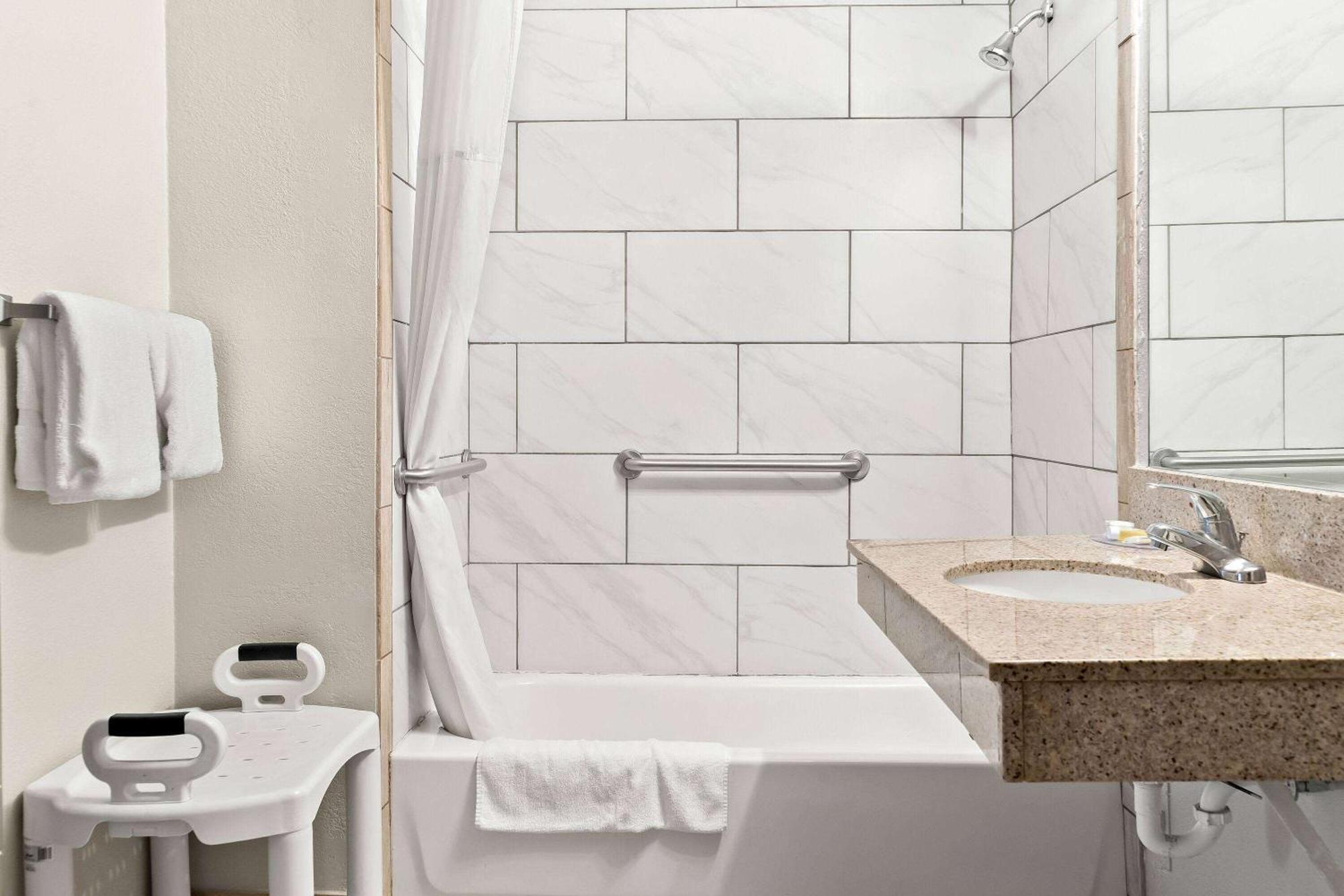 Days Inn & Suites By Wyndham Warren Buitenkant foto