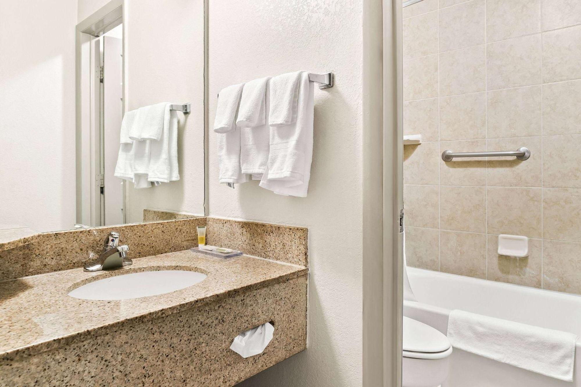 Days Inn & Suites By Wyndham Warren Buitenkant foto